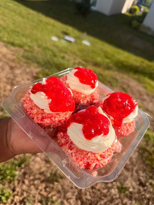 🍓 Strawberry Crunch Cupcakes — 4 for $16 🧁💕